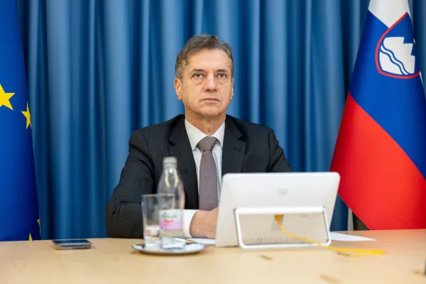 Vpogled v premoženjsko stanje posameznikov na najvišjih političnih položajih v državi, bi bistveno pripomoglo k večji transparentnosti in povečalo zaupanje javnosti v politiko.