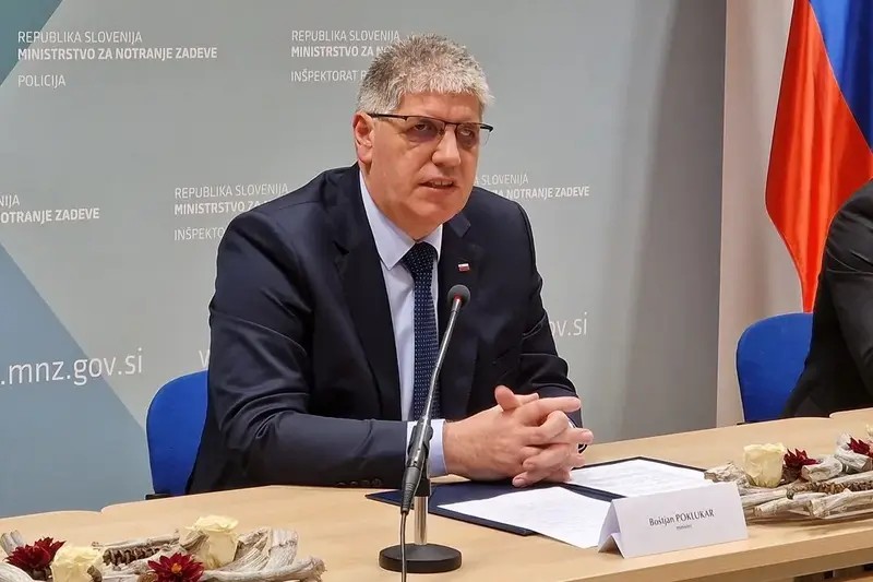 Minister za notranje zadeve Boštjan Poklukar se bo jutri v državnem zboru zagovarjal pred očitki iz interpelacije; med njimi je tudi nakup helikopterjev.