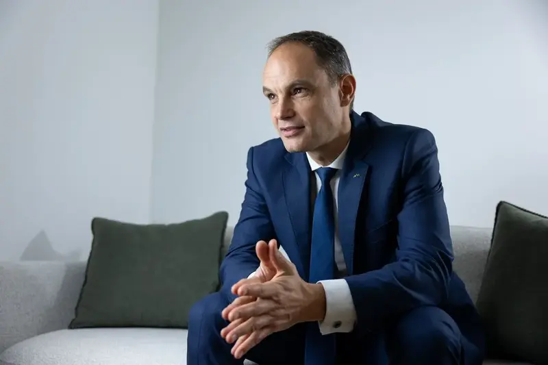 Odkar me je moja nekdanja stranka umaknila iz parlamentarnih delovnih teles, nisem bil za parlamentarno govornico, skoraj leto dni, pravi Anže Logar.