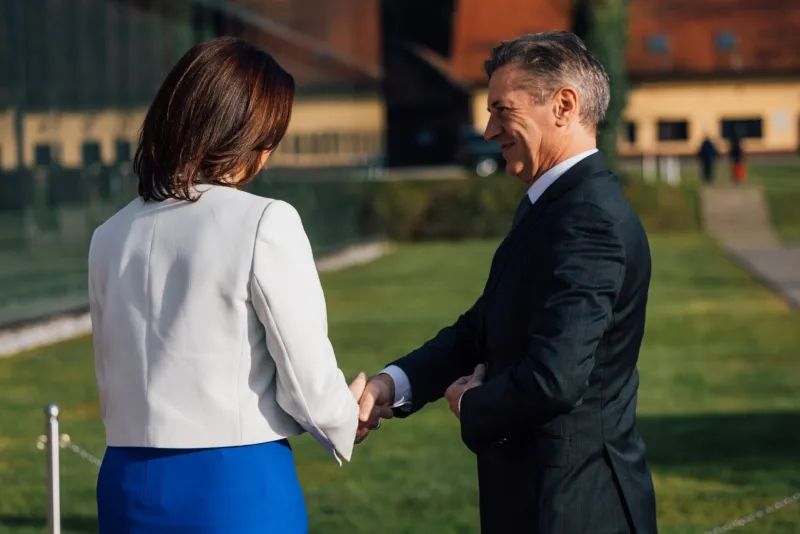 Premier in zunanja ministrica sta minuli teden na letnem posvetu slovenske diplomacije med izzivi v prihajajočem letu prioritetno omenjala zamenjavo ameriške administracije. Za Roberta Goloba pa je trenutno pomembno, ali bo dobil vabilo na inavguracijo Donalda Trumpa, ki bo 20. januarja. Temu primerni so pritiski na našega veleposlanika v ZDA Iztoka Mirošiča. Foto: Vlada RS