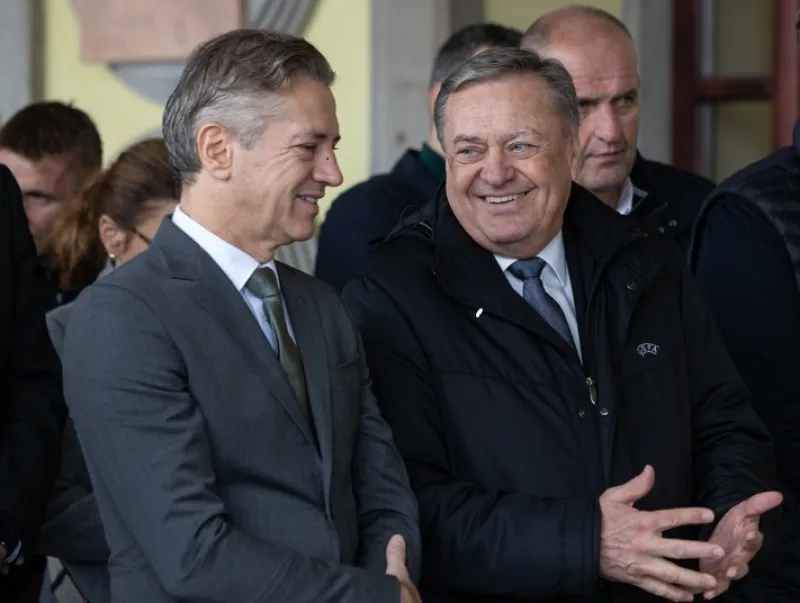Ljubljanski župan Zoran Janković (desno) ocenjuje, da vlada Roberta Goloba dela dobro; po zadnji anketi agencije Ninamedia se z njim strinja 33,6 odstotka anketiranih.