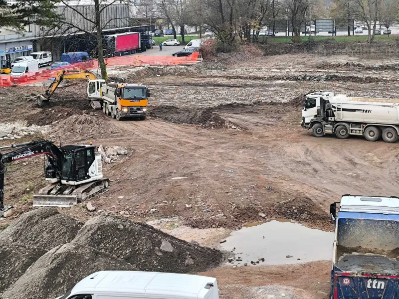 Za potrebe novogradnje je že nastala dober meter globoka gradbena jama. Foto: okoliški prebivalci