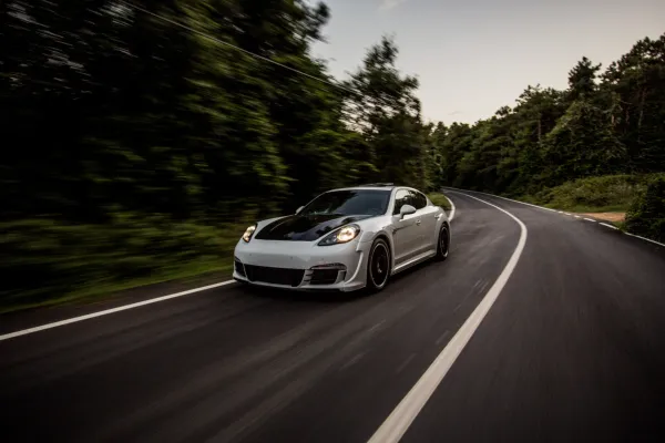 Med luksuznimi avtomobili pri nas med petičneži najbolj priljubljeni znamki porsche in mercedes. Foto: Freepik
