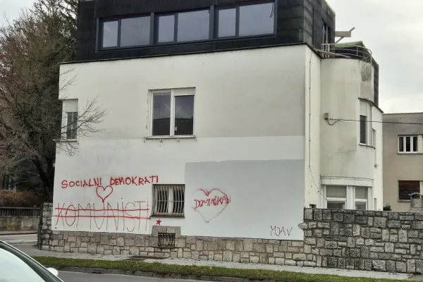 Vila na Levstikovi že nekaj mesecev išče novega lastnika. Razkrivamo, s kom je v zadnjem hipu podpisana predpogodba o nakupu. Foto: Info360