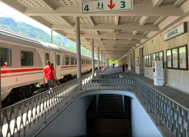 Železniška postaja Jesenice pred izvedbo. Foto: posnetek zaslona krajsamorazdalje.si