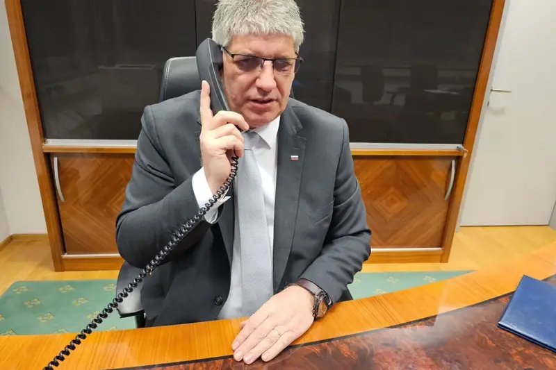 Na ministra za notranje zadeve Bo&scaron;tjana Poklukarja letijo &scaron;tevilni očitki, zdaj tudi glede razpisa za nakup dveh helikopterjev nujne medicinske pomoči. Foto: MNZ, X