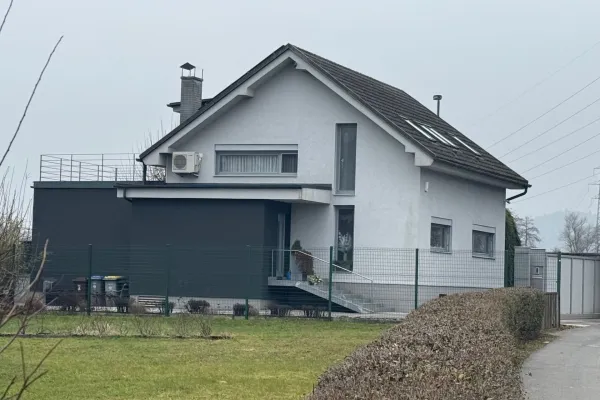 Finančni minister Klemen Boštjančič prebiva v hiši z bazenom. Foto: Uredništvo