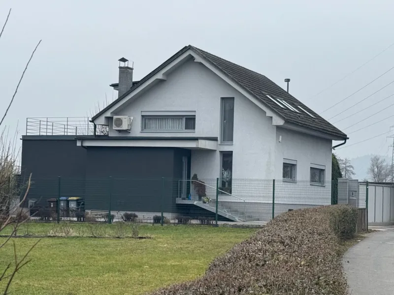 Finančni minister Klemen Boštjančič prebiva v hiši z bazenom. Foto: Uredništvo