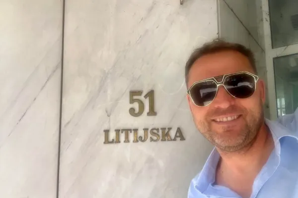 Policija je mobilni telefon Sebastjana Vežnaverja zapakirala v vrečko, vrniti pa ga prodajalcu objekta na Litijski ne želi.