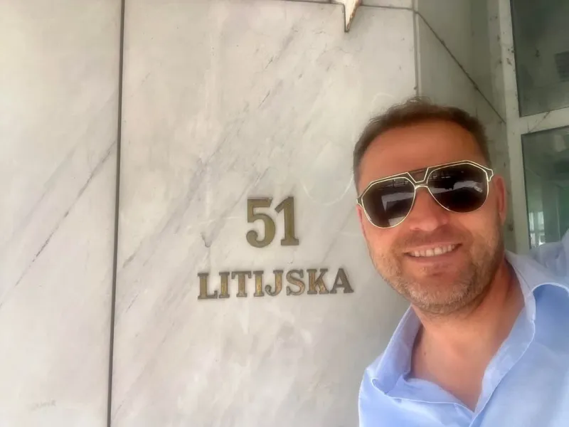 Policija je mobilni telefon Sebastjana Vežnaverja zapakirala v vrečko, vrniti pa ga prodajalcu objekta na Litijski ne želi.
