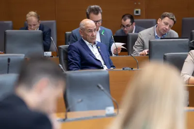 Medtem, ko se na desni sredini pogovarjajo o skupnem nastopu na prihodnjih volitvah, Janez Janša celo svoje nekdanje koalicijske partnerje obtožuje kraje.