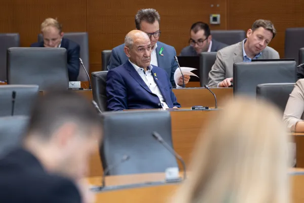 Medtem, ko se na desni sredini pogovarjajo o skupnem nastopu na prihodnjih volitvah, Janez Janša celo svoje nekdanje koalicijske partnerje obtožuje kraje.