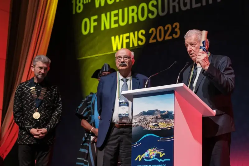Prof. dr. Vinko Dolenc je leta 2023 v Cape Townu prejel najvišjo nagrado - medaljo časti svetovnega nevrokirurškega združenja. Foto: Svetovno nevrokirurško združenje