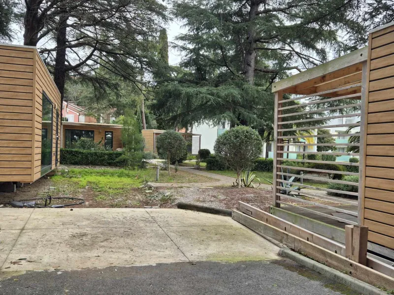 Kamp na črno sredi Portoroža obsega osem luksuznih mobilnih hišk. Tik ob hiškah je tudi bazen Boutique hotel Portorose. Foto: Uredništvo