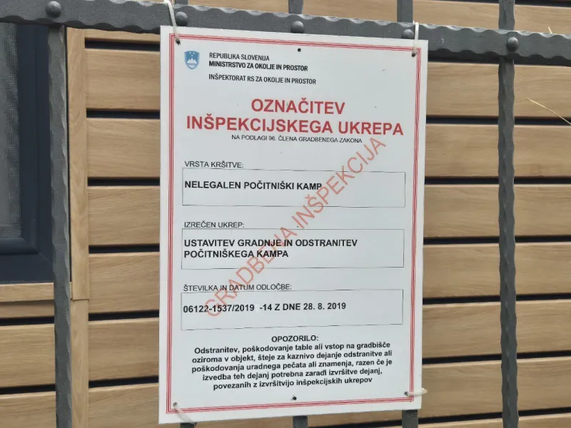 Takole so zapovedali gradbeni inšpektorji leta 2019. Odločba je po petih letih ostala mrtva črka na papirju, bogataš namreč še ni doživel izvršbe. Foto: Uredništvo
