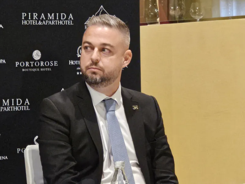 Aleksander Pinter, direktor družbe Eurotas hoteli, na dvorišču enega od njenih hotelov že več let stoji luksuzni kamp na črno, je po našem poizvedovanju napovedal, da ga bodo le odstranili. Foto: STA