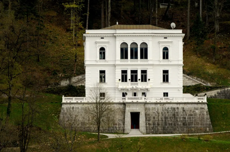 V tej vili ima prijavljeno stalno prebivališče Janez Škrabec, prvi mož Rika. Foto: STA