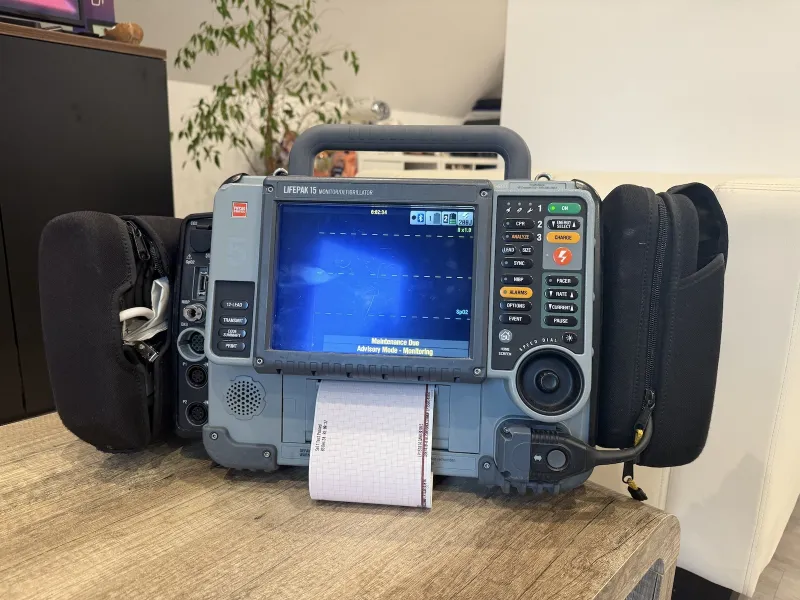 Koliko stane defibrilator Lifepak, če se ga kupi skupaj z reševalnim vozilom in koliko bi stal, če bi se ga kupilo posebej - v posebnem sklopu razpisa, ni znano. Na prostem trgu v Avstriji stane okoli 22.000 evrov. Foto: Brigite Ferlič Žgajnar