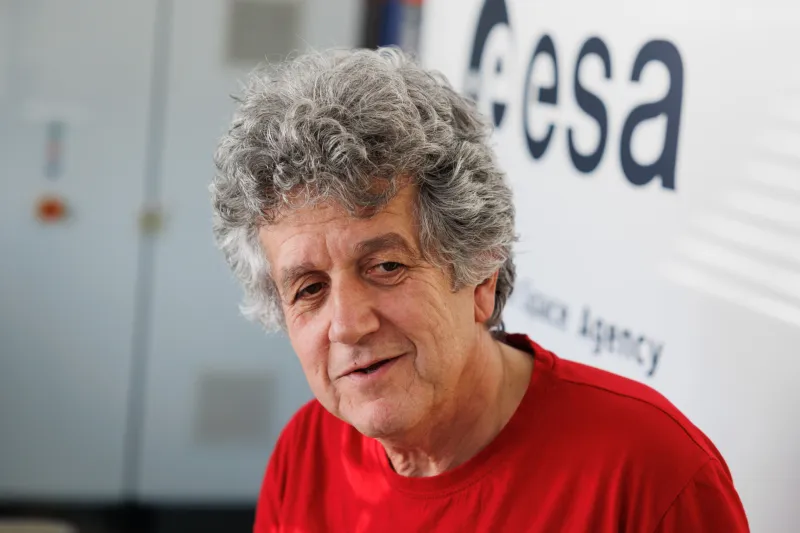 Ratece, Nordijski center Planica.V sklopu poletne sole o vesoljski znanosti, ki jo je organizirala Univerza v Ljubljani, so si dijaki ogledali raziskovalni laboratorij Instituta Jozef Stefan (IJS) v Planici.Raziskovalec Odseka za avtomatiko, biokibernetiko in robotiko IJS in ustanovitelj raziskovalnega laboratorija IJS v Planici Igor Mekjavic.