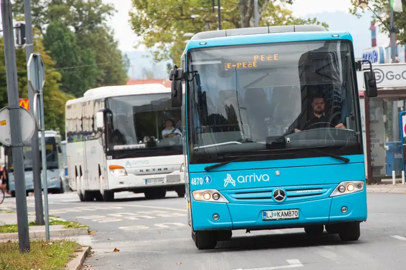 Arriva je eden od največjih avtobusnih prevoznikov v Sloveniji. Iz javne malhe dobiva zaradi subvencioniranih prevozov milijonske vsote. Foto: STA