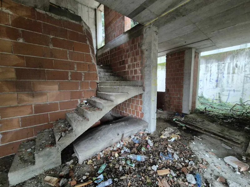 Smeti, ki so se nabrale v objektu, kažejo, da vsa ta leta ni bil ustrezno varovan. Foto: Uredništvo