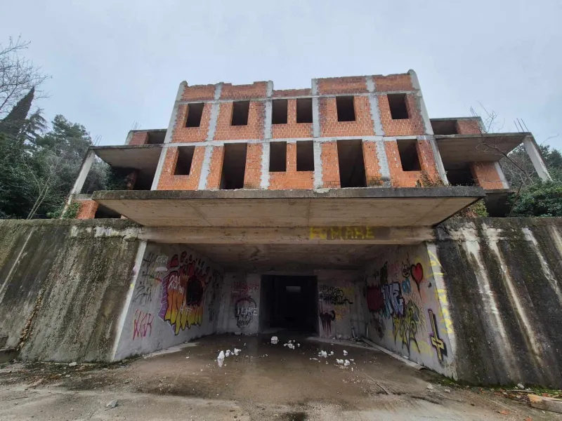 Po prodaji dolga leta propadajočega objekta nekdanjega gradbenega tajkuna Ivana Zidarja se bo njegova nekdanja soproga očitno rešila osebnega stečaja. Foto: Uredništvo