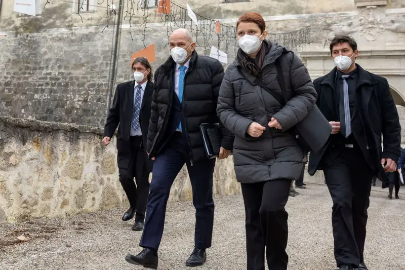 Uslužbenec centra za varovanje in zaščito (na fotografiji levo) je zlorabil pooblastila, je v ovadbo zapisala tožilka Mateja Gončin. Foto: STA