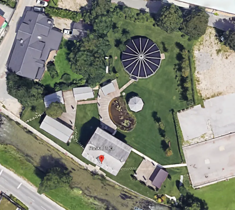 Ob ruski dači je še paviljon, v katerem je Nataša Pirc Musar pričakala rezultate na dan predsedniških volitev. Foto: Posnetek zaslona (Google Earth)