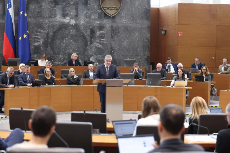 Ministra za notranje zadeve Boštjana Poklukarja je minuli teden ubranilo zgolj 35 poslancev njegove stranke. Foto: Državni zbor/Matija Sušnik
