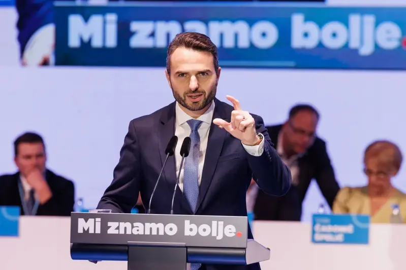 Predsednik NSi Matej Tonin ocenjuje, da je povezovanje na desnici nujno. Danes za isto mizo izvr&scaron;ilna odbora NSi in SLS. Foto: STA
