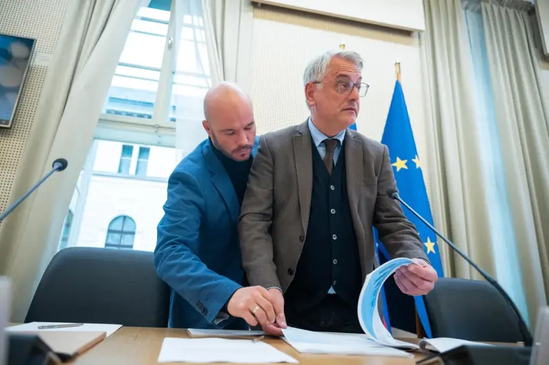 Gospodarski minister Matjaž Han in njegov državni sekretar Matevž Frangež trdita, da nista vedela, kaj se dogaja z razpisi, ki sodijo pod njuno ministrstvo. Foto: STA