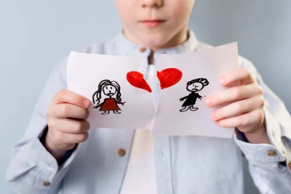 Ob razpadu zveze, v kateri so bili rojeni otroci, je eno izmed glavnih vprašanj, kdo in na kakšen način bo prevzel skrb za otroke. Foto: Unsplash