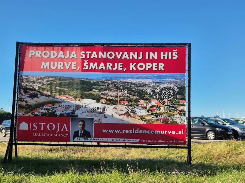 Oglasni plakat za prodajo nepremičnin v rezidenci Murva; Foto: Uredništvo