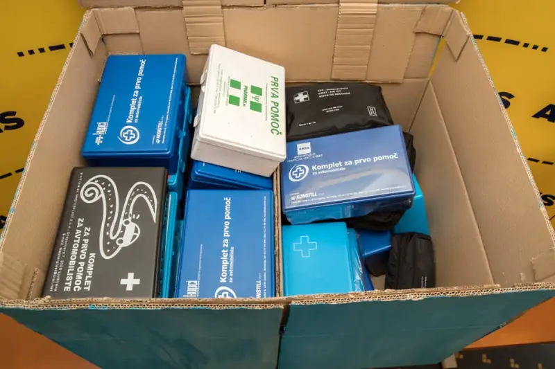 Predlog: Alenka Bratušek naj izrecno določi, da pet letni rok veljavnosti velja v vozilu le za posamezne pripomočke v embalaži (sterilni material), ne pa za celotni komplet prve pomoči. Foto: AMZS