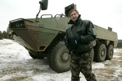 Karl Erjavec se je zaradi obtožnega predloga, ki so ga vložili tožilci, po nakupu finaskih patrij znašel na sodišču. Kaj pravi ob tokratnem nakupu? Foto: STA