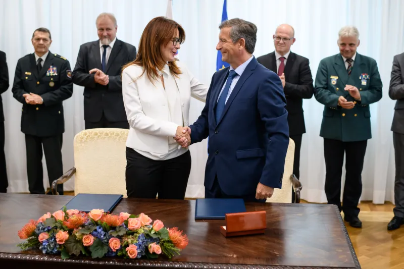 Cena posameznega vozila boxer z minimalnim logističnim paketom, ki ga je nameravala kupiti Andreja Katič, je znaša med 4 in 4,5 milijona evrov. Foto: STA