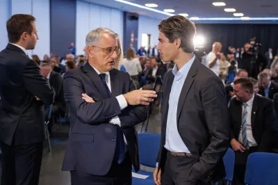 Minister Luka Mesec želi za novega-starega direktorja Marijana Papeža, ki bi tako dobil že šesti mandat na vrhu pokojninske blagajne in ne članice koalicijske SD, ki jo vodi Matjaž Han (levo). Foto: STA
