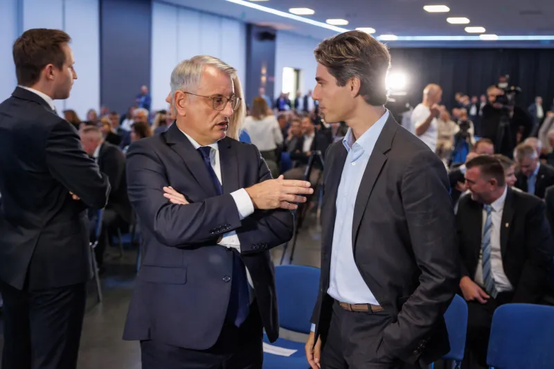 Minister Luka Mesec želi za novega-starega direktorja Marijana Papeža, ki bi tako dobil že šesti mandat na vrhu pokojninske blagajne in ne članice koalicijske SD, ki jo vodi Matjaž Han (levo). Foto: STA