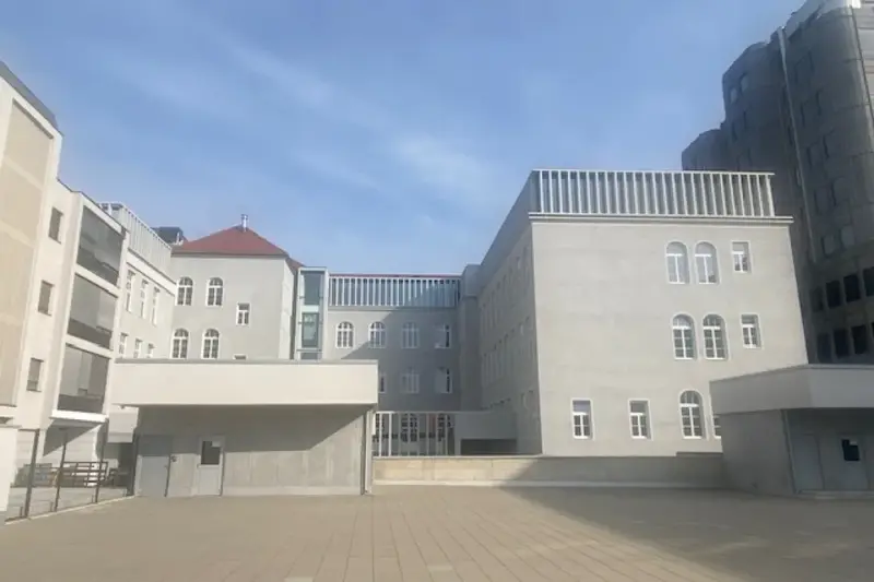 V nov objekt Srednje gostinske in turistične šole v Mariboru dijaki še ne morejo vstopiti, saj so se dela na njem prenehala, tik preden bi se morala končati. Foto: Lesnina MG