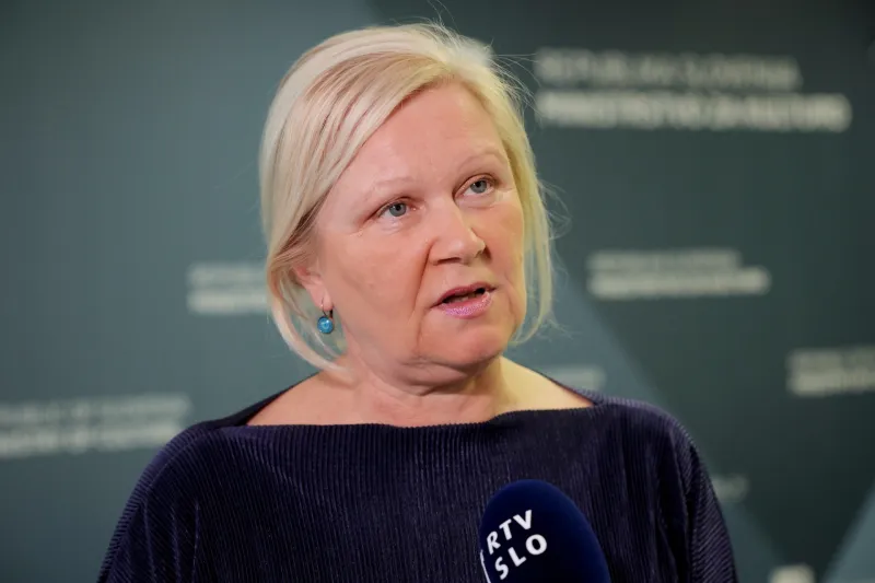 Ljubljana, ministrstvo za kulturo.Ministrica za kulturo Asta Vrecko je podpisala pogodbo za projekt samodejnega podnaslavljanja TV programov za invalide.Direktorica TV Slovenija Natalija Gorscak.