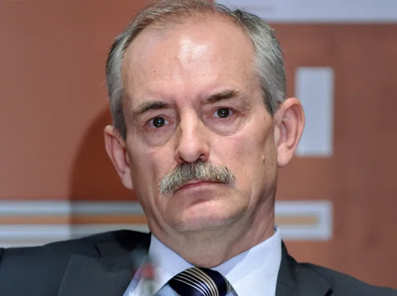 Dr. Borut Bratina meni, da je Slovenija večinski delež ohranila le na papirju, upravljavskim pravicam pa se je v resnici odpovedala. 