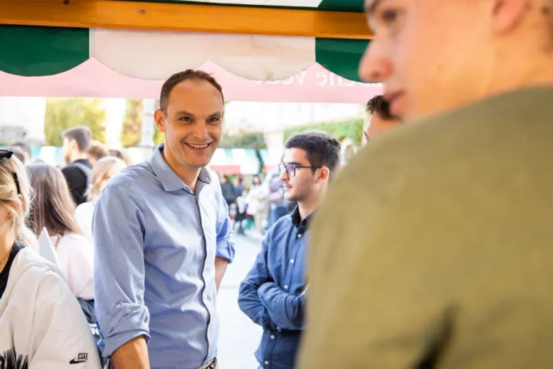 Pet različnih februarskih javnomnenjskih anket in pet različnih rezultatov - ena anketa Demokratov Anžeta Logarja sploh ni merila, druge pa so mu napovedale potencial od štiri do celo 16 poslancev. Foto: X/Demokrati