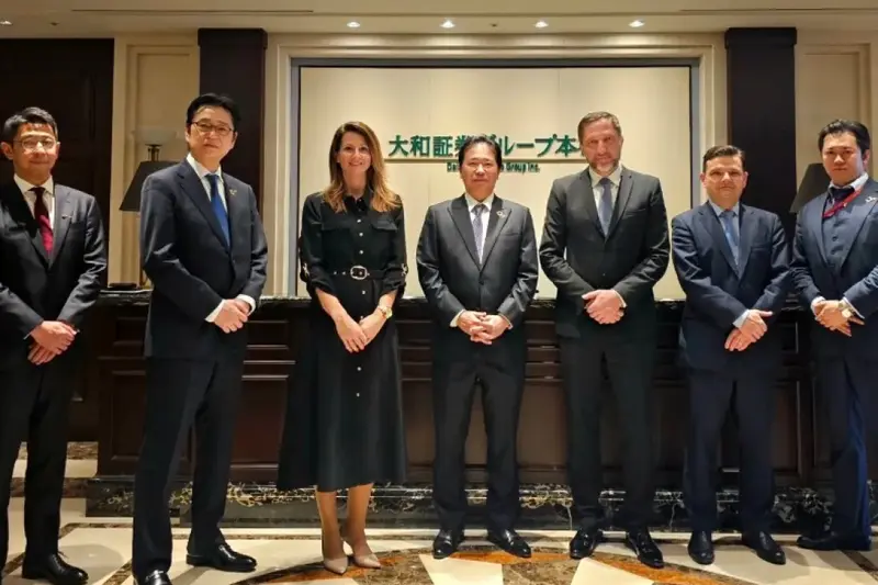 Na fotografiji so ob japonskih gostiteljih od leve proti desni Tina Hojnik, minister Klemen Boštjančič in Marjan Divjak. Foto: Ministrstvo za finance