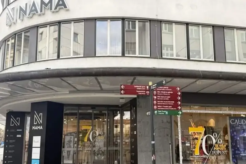 Nama je prodala več kot 8000 kvadratnih metrov zemljišča z nepremičnino za Bežigradom v Ljubljani in bo očitno tako sofinancirala napovedano prenovo legendarne veleblagovnice. Foto: Uredništvo