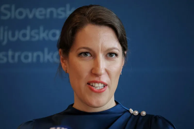 Nina Strah prva uradno napovedala kandidaturo za predsednico Slovenske ljudske stranke. 