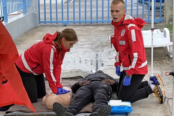Za tečaj in izpit iz prve pomoči je treba odšteti 113,69 evra. Foto: Rdeči križ Slovenije