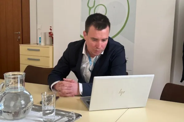 Sekretar na ministrstvu za zdravje Marko Ogorevc je priznal, da je lani spremenjeni pravilnik, po katerem se predolgo čakajoči drugače štejejo, povzročil, da se »je njihovo število navidezno znižalo«. Foto: Info360