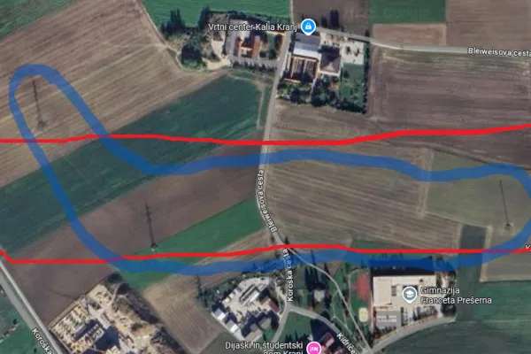 Z rdečo označena možna lokacija za novo bolnišnico, z modro pa trasa daljnovoda. Foto: posnetek zaslona 