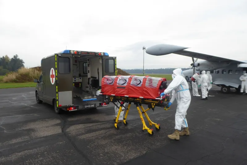 Medicinski modul za enega od dveh večnamenskih transportnih letal spartan je Slovenija komaj dobro prevzela, zato za prevoz ponesrečencev iz Makedonije še ni bil primeren. Foto: Aleš Sila/MORS Foto: Aleš Sila/MORS
