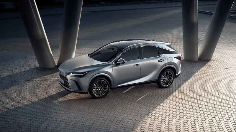 Takšen službeni avtomobil pa si je izbral predsednik uprave največje banke pri nas Blaž Brodnjak. Foto: Lexus Slovenija